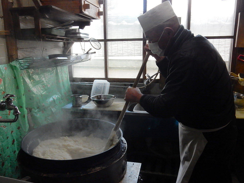 能勢町で、地元の人に古くから愛され続けている一軒といえば、和洋菓子を製造販売する「木田菓子店」