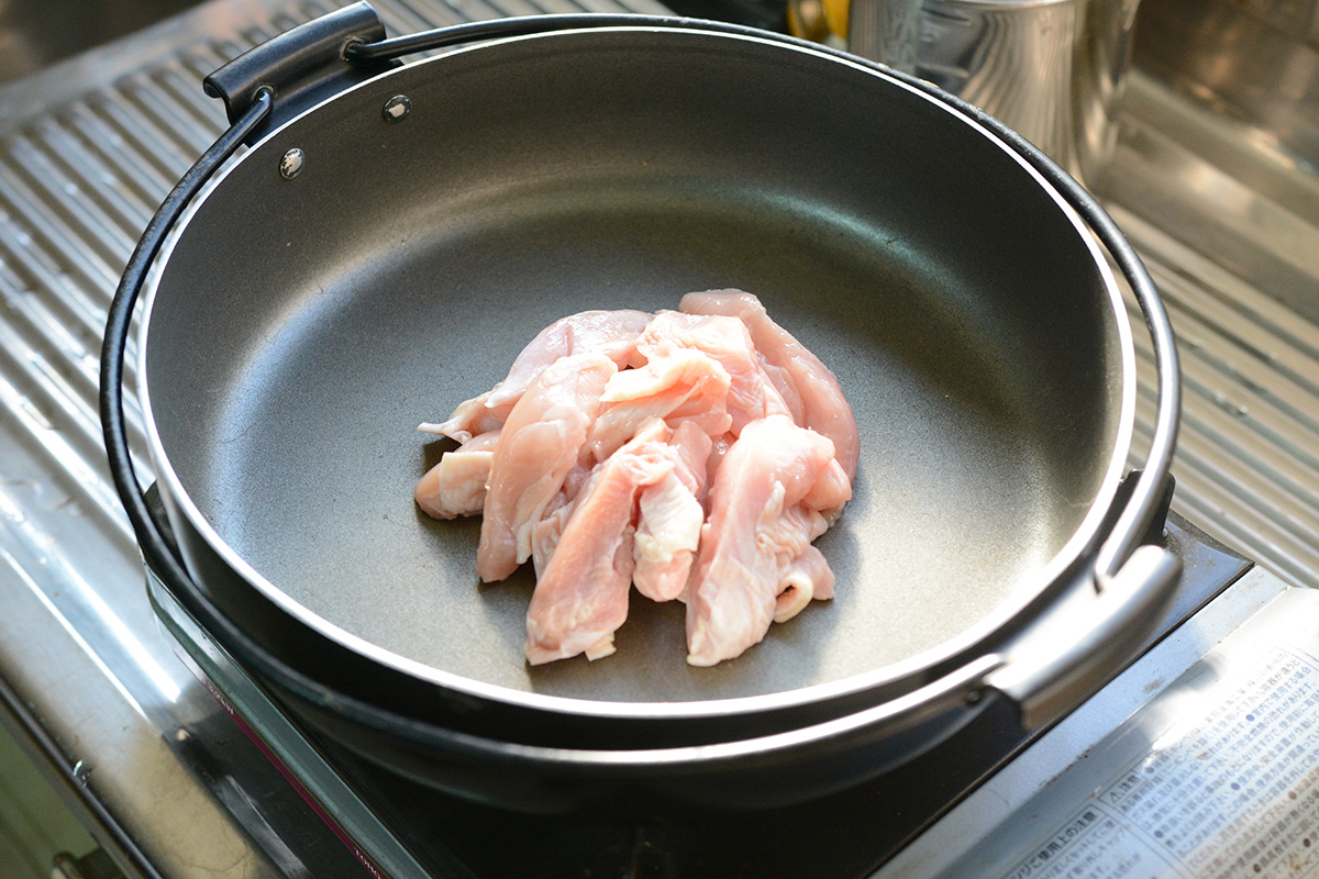 鍋に鶏肉を入れ、しっかり焼く。
