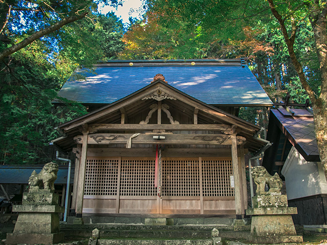 【高皇産霊（たかみむすび）神社】珍しい「長床」の奉納舞台がある大阪府最北端の神社の境内は、凛とした閑けさに満ちていた
